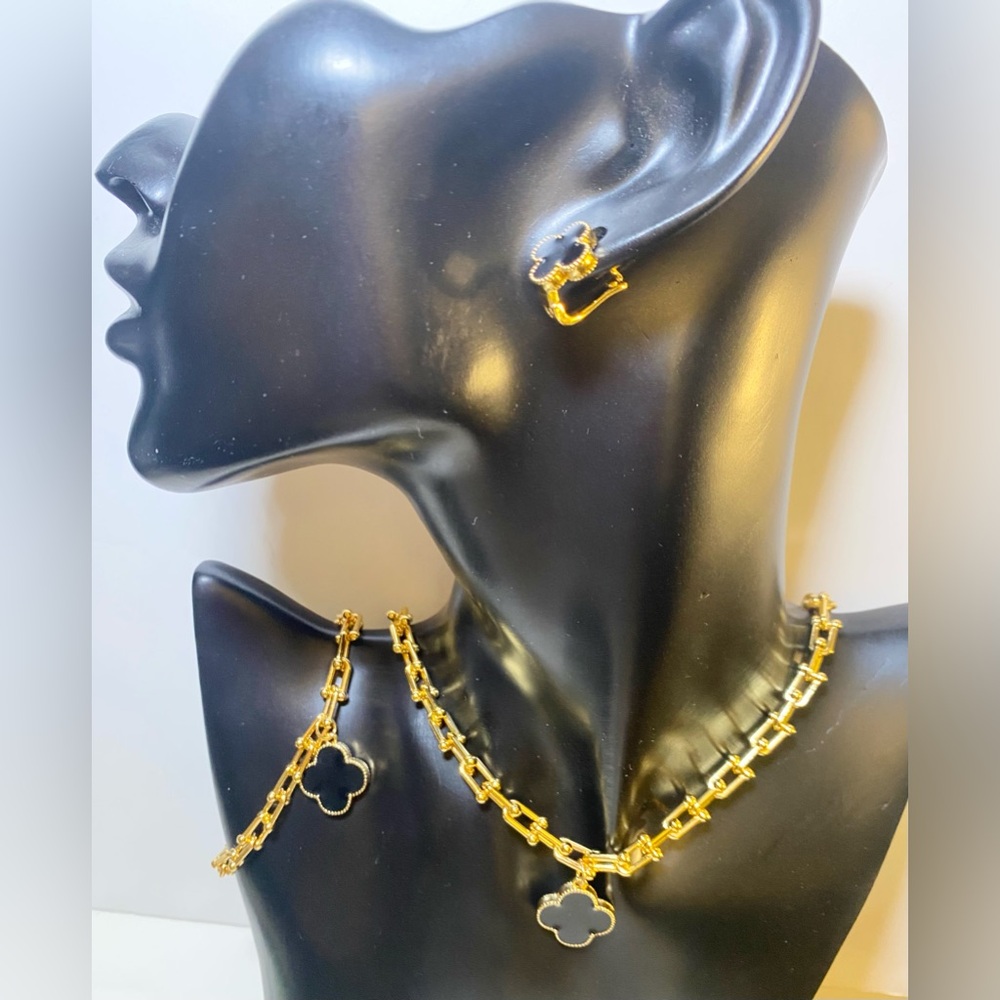 Quatrefoil Pendant on Chain Link Necklace 3-Piece set w/ Earrings and Bracelet - Picture 4 of 5